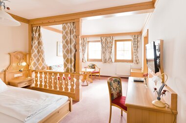 Zimmeransicht mit Schlaf- und Wohnbereich | © Orange Foto