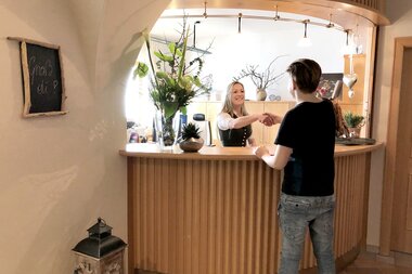 An der Rezeption mit Julia und Gast | © Privat