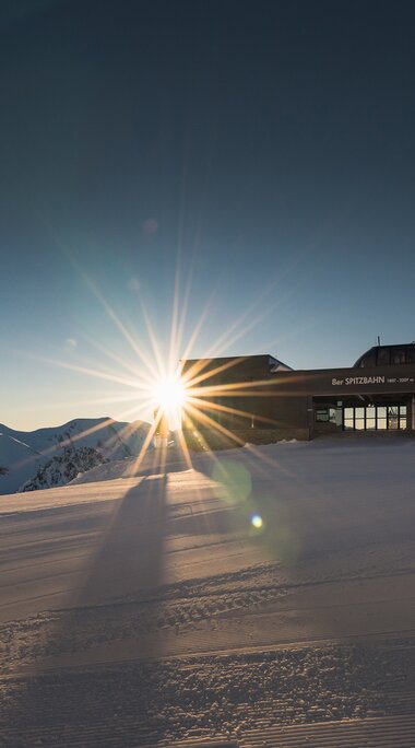 Spitzbahn im Winter bei Sonnenaufgang in Obertauern | © Tourismusverband Obertauern, Christian Schartner